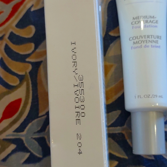 Mary Kay medium coverage foundation 204 grey cap brand new - Picture 3 of 4